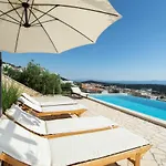Luxury With Heated Pool, Jacuzzi And Sauna 펜션