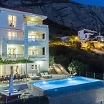 펜션 Luxury With Heated Pool, Jacuzzi And Sauna