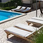 Luxury With Heated Pool, Jacuzzi And Sauna 마카르스카