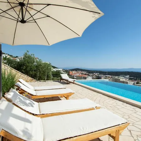 Luxury With Heated Pool, Jacuzzi And Sauna Vakantiehuis