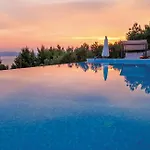 Luxury With Heated Pool, Jacuzzi And Sauna Hébergement de vacances *