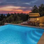 Hébergement de vacances Luxury With Heated Pool, Jacuzzi And Sauna *