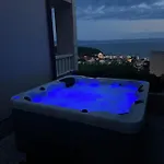 Luxury With Heated Pool, Jacuzzi And Sauna