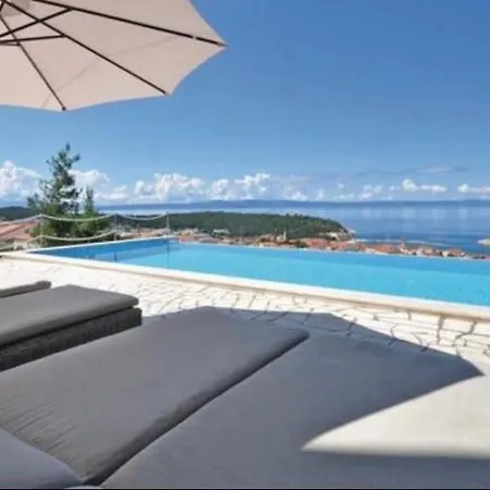 Luxury With Heated Pool, Jacuzzi And Sauna