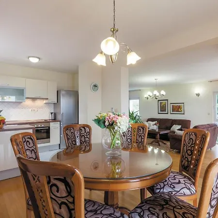 펜션 Luxury With Heated Pool, Jacuzzi And Sauna 마카르스카