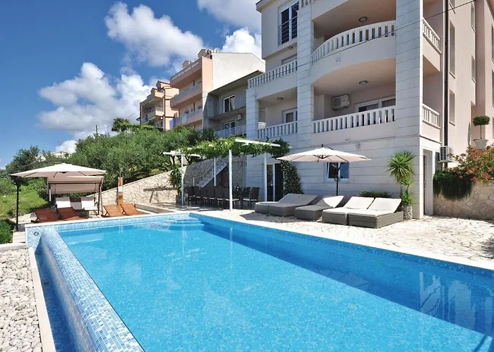 Luxury With Heated Pool, Jacuzzi And Sauna