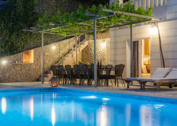 Luxury With Heated Pool, Jacuzzi And Sauna